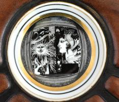 Hollóházi Szász Endre által tervezett fali tálka, "Napfény" c. művének részletével illuszt...