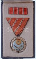 1957. Szolgálati Érdemérem zománcozott kitüntetés mellszalagon, szalagsávval, tokban, mellette két igazolvány T:2 NMK.: 618.