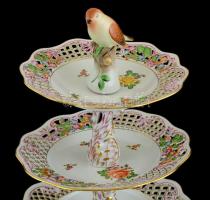 Herendi porcelán három emeletes madaras asztali kínáló, áttört, kézzel festett, jelzett, a felső tál...