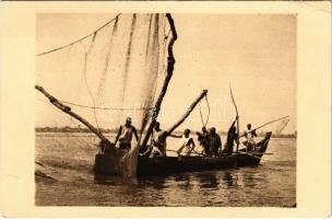 Chad, Tchad; Barque de peche sur le Chari / African folklore, fishing boat, fishermen (EK)
