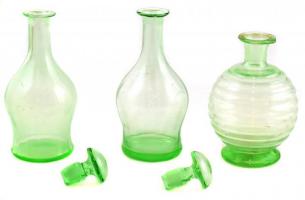 3 db világoszöld likőrös üveg, kettő dugóval, dugókon kis csorbák, m: 14,5 cm és 21 cm közötti méretekben