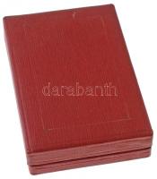 1957.  "Az Egészségügy Kiváló Dolgozója" zománcozott fém jelvény eredeti dísztokban, visel...