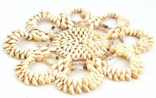 Tengeri kagylókból fűzött asztali dísz, d: 26 cm