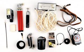 Vegyes fotós kellék tétel: Jódlux vaku, eredeti dobozában, fotós állvány, eredeti tokjában, CDS Weim...