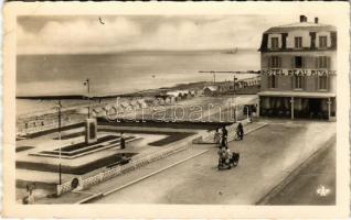 1951 Luc-sur-Mer, La plage et lHotel Beau-Rivage / beach, hotel, bicycles (EB)