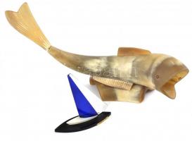 Vitorlás dísz tárgy, talpán Balaton felirattal, műanyag, vitorla teteje sérült és hiányos, m: 10 cm + Szaru hal figura, farka laza, h: 30 cm
