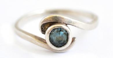Ezüst(Ag) kék köves gyűrű, jelzett, méret: 51, bruttó: 1,6 g