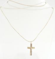 Ezüst(Ag) vésett keresztes medálos nyaklánc, jelzett, 3,5x2 cm, h: 59 cm, bruttó: 5,85 g