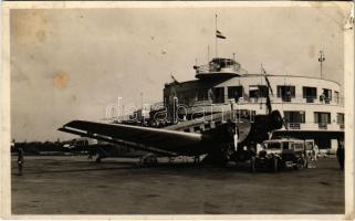 1939 Budapest XVIII. Repülőtér, Magyar Légiforgalmi R.T. HA-JUA repülőgépe, autó, magyar zászlók (r)