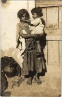 1916 Kecskemét, Cigányváros, cigarettázó cigánylány gyerekkel, folklór. photo