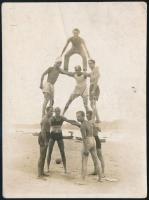 cca 1930 Tornász férfiak, fotó, 11x8 cm