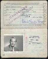 1970-1974 Magyar személy amerikai útlevele, benne számos bejegyzéssel, pecséttel, betétlapokkal.