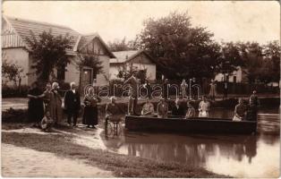 Orosháza, Tóparti csoportkép, csónak. Hajdu János photo (fl)