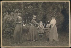 cca 1900 Gyerekekkel játszó hölgyek fotója, fotó kartonon, 11x16 cm
