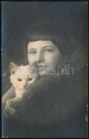 cca 1920-1940 Kislány macskával, fotólap, Balatonfüred-Kunhegyes, Vidovits fotó, 13x8 cm