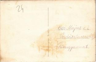 1950 Füzesgyarmat, vadásztársaság csoportképe puskákkal, vadászkutyával, magyar zászlóval és lovakka...