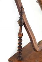 Régebbi asztali tükör, esztergált fa, egy fiókkal, erősebb kopásnyomokkal, bal oldali oszlop tetején...