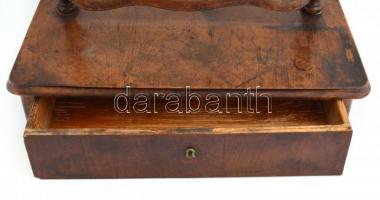 Régebbi asztali tükör, esztergált fa, egy fiókkal, erősebb kopásnyomokkal, bal oldali oszlop tetején...