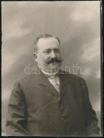 cca 1905 Plohn József (1869-?) hódmezővásárhelyi fényképész műtermében készült, hidegpecséttel jelzett vintage fotó, kasírozva, 23x17 cm