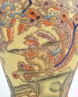 Kínai porcelán váza, kézzel festett, jelzett, kopásnyomokkal, m: 34,5 cm