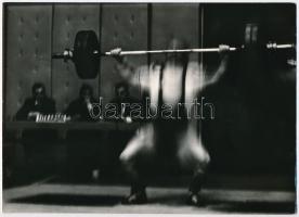cca 1975 Zsigri Oszkár (1933-?) budapesti fotóművész hagyatékából feliratozott vintage fotóművészeti alkotás (Súlyemelő), 17,5x24,2 cm
