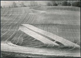 cca 1973 Zsigri Oszkár (1933-?) budapesti fotóművész hagyatékából feliratozott vintage fotóművészeti alkotás (Szántás), 16,8x23,5 cm
