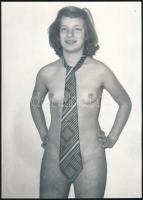 cca 1979 Menesdorfer Lajos (1941-2005) budapesti fotóművész hagyatékából, jelzés nélküli vintage fotó (Egy szál nyakkendőben), 18x13 cm