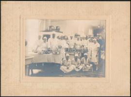 cca 1930 Egy vendéglő konyhai személyzete, vintage fotó, 12,3x17 cm, karton 20,4x27,7 cm