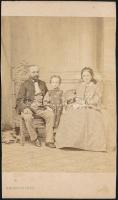 cca 1860-1870 Családi fotó, Barabás és Fájth pesti műterméből, a két oldalán vágott szélekkel, 11,5x6,5 cm