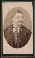 cca 1902 Jelzés nélküli keményhátú vintage fotó, a felirat szerint Ollé Pált ábrázolja, 10,5x6,3 cm
