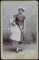 1904 Budapest, Goszleth fényképészeti és festészeti műtermében készült, keményhátú vintage fotó, a felirat szerint Olgát, a Budai Dalárda egy tagját ábrázolja, 10,5x6,7 cm