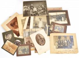 31 db régi keményhátú és fotó tétel, benne 8 db katona fotó, változó méretben, 9,5x6,5 cm és 25x32 c...