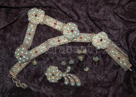 XIX. század: Díszmagyar garnitúra 10 darabos: tollforgó, gombok, mentegomb, kardtartó, őv; ezüst, budai ötvösjellel, türkiz gránátdíszítéssel