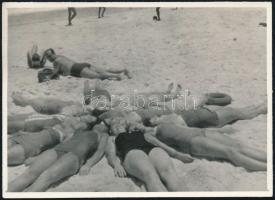cca 1930 Napozó hölgyek, vintage fotó, 6,3x8,5 cm