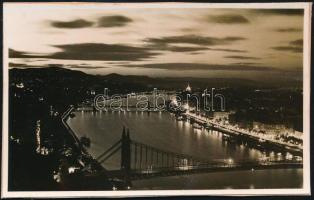 cca 1938 Budapest alkonyat után, vintage fotó albumlapra ragasztva, 8,5x13,5 cm