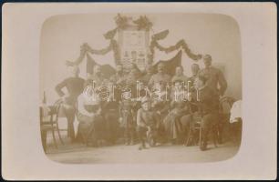 cca 1900-1910 Poharazó társaság Ferenc József és Ferenc Ferdinánd képével díszített tabló előtt, fotólap, 9x14 cm