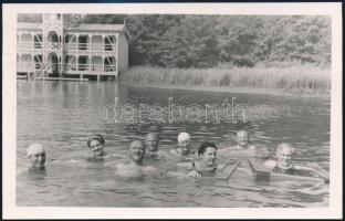 1938 Fürdőzők Hévízen, fotólap, 9x14 cm