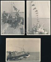 1935 Siófok, balatoni hajóút képei, az egyiken cigányzenekarral, 3 db fotó, a hátoldalakon német nyelvű feliratokkal, 9x6 cm