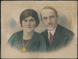 cca 1924 Színezett műtermi fotó, kasírozva, 17,2x22,6 cm