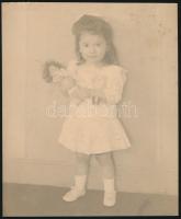 cca 1919 Budapest, Máté Olga fényképész és fotóművész műtermében készült, hidegpecséttel jelzett vintage fotó (kislány babával), 20,4x16,9 cm