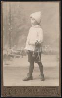 1898 Pécs, Zelesny Károly (1848-1913) Ő császári és királyi fensége, József főherceg udvari fényképésze, pécsi fényképészeti műtermében készült, keményhátú vintage fotó (gyermek korcsolyával), 10,6x6,6 cm