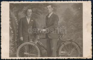 cca 1920 Férfiak kerékpárral, műtermi felvétel, fotólap, 8,5x13,5 cm
