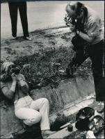 cca 1975 ,,Foto Homo Sapiens, jelzés nélküli vintage fotó, 23,8x18 cm