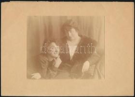 cca 1912 Drezda, Ursula Nichter fényképész műtermében készült, hidegpecséttel jelzett vintage fotó, 11,1x14 cm, karton 16,8x23,5 cm