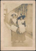 cca 1900-1910 Hölgyek, keményhátú fotó, 18x13 cm