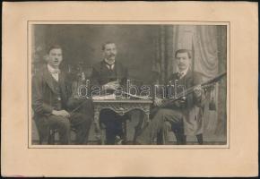 cca 1900-1910 Háromtagú zenekar, keményhátú fotó, paszpartuban, Rasem Victor budapesti műterméből, 12x19,5 cm