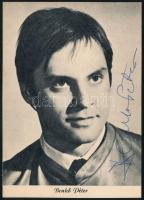 Benkő Péter (1947-) színész aláírása az őt ábrázoló nyomtatott fotón