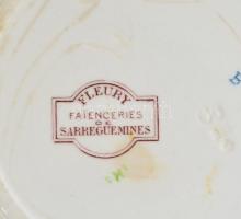 Francia Sarreguemines fajansz tányér, 2 db, kézzel festett, jelzett, kis kopásokkal. d: 20 cm