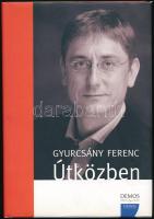 Gyurcsány Ferenc: Útközben. Bp, 2005, Napvilág Kiadó. Kartonált papírkötésben, papír védőborítóban, jó állapotban. A szerző által dedikált példány.