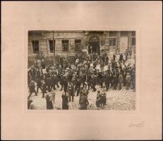 cca 1910 Sopron, Pannónia Szálló fotója, a szálló előtt felvonulókkal, fotó kartonon, Sopron, Lobenwein Harald fényképészete, 16x22 cm